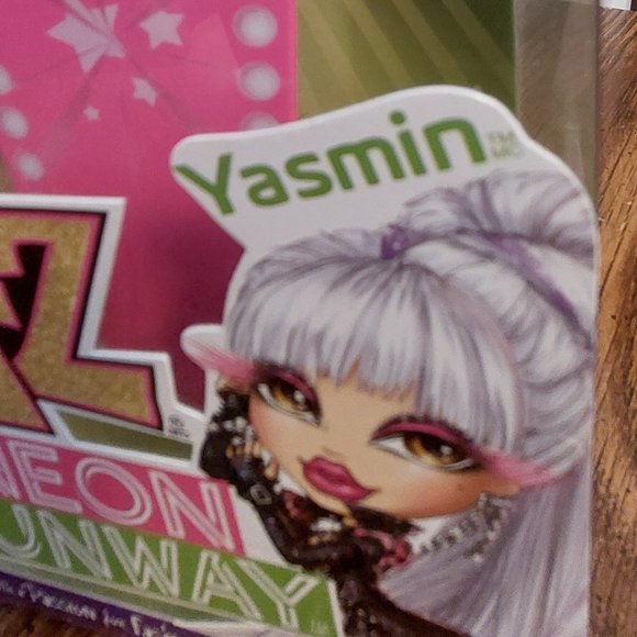 BRATZ NEON RUNWAY YASMIN - Picture 6 of 7